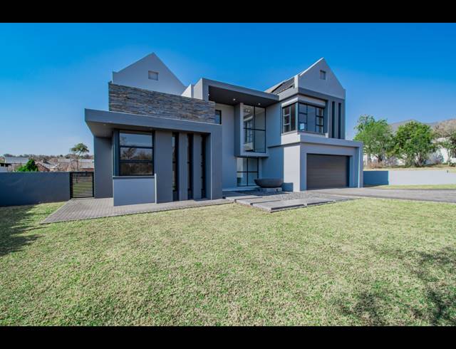 4 BEDROOM GATED ESTATE FOR SALE IN WATERLAKE FARM LIFESTYLE ESTATE